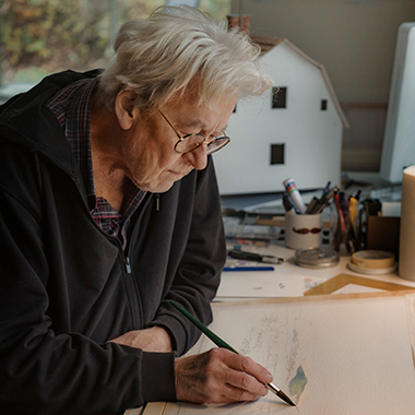 Kreatör Ted Ström målar akvarell i sin studio